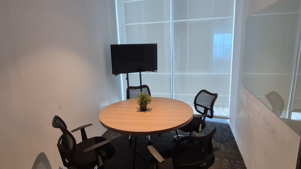 Ruang meeting kantor siap pakai di Burz@ Tower sebagai solusi sewa kantor di PIK