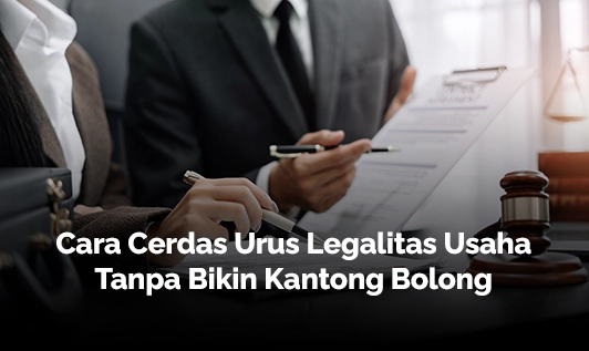 Ilustrasi pengurusan legalitas usaha dengan dokumen, palu hakim, dan profesional bisnis di kantor.